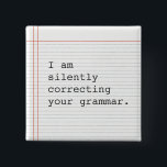 Het verbeteren van de knoop van Grammar, het docum Vierkante Button 5,1 Cm<br><div class="desc">Grappige aangepaste knop op notitieboek papier. Ik corrigeer in stilte je grammatica. Geweldig cadeau voor de leraar of die speciale grammaticale nerd in je leven.</div>