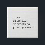 Het verbeteren van de knoop van Grammar, het docum Vierkante Button 5,1 Cm<br><div class="desc">Grappige aangepaste knop op notitieboek papier. Ik corrigeer in stilte je grammatica. Geweldig cadeau voor de leraar of die speciale grammaticale nerd in je leven.</div>