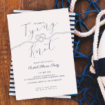 Het verbinden van de Knot Rope Heart Nautical Navy Kaart<br><div class="desc">Onze minimale en elegante marine en onze witte nautische bruid-doucheuitnodiging is perfect voor een vrijgezellenfeest dat zich bezighoudt met de oceaan. Het ontwerp is voorzien van een handgetekende hartvormige illustratie van de touwknoop met "Het binden van de knoop", ontworpen in een elegante stromende scripttypografie. De uitnodigingsdetails worden ontworpen in een...</div>