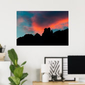 Het verbranden van wolken over de bergen poster (Thuiskantoor)