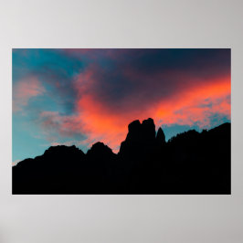 Het verbranden van wolken over de bergen poster