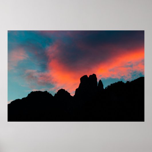 Het verbranden van wolken over de bergen poster (Voorkant)