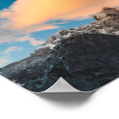 Het verbranden van wolken over de bergen poster (Hoek)