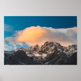 Het verbranden van wolken over de bergen poster