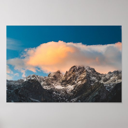 Het verbranden van wolken over de bergen poster (Voorkant)