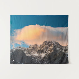 Het verbranden van wolken over de bergen wandkleed
