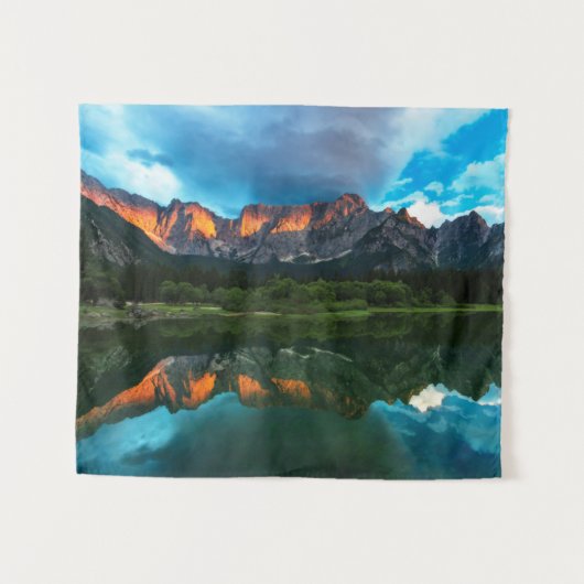 Het verbranden van zonsondergang over de bergen in wandkleed (Voorkant (horizontaal))