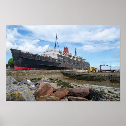 Het verlaten TSS Duke of Lancaster schip Poster (Voorkant)
