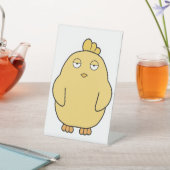 Het verveelde kuiken reclamebord met voetstuk (Insitu)