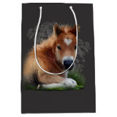 Het veulen ligt in het gras medium cadeauzakje (Voorkant)