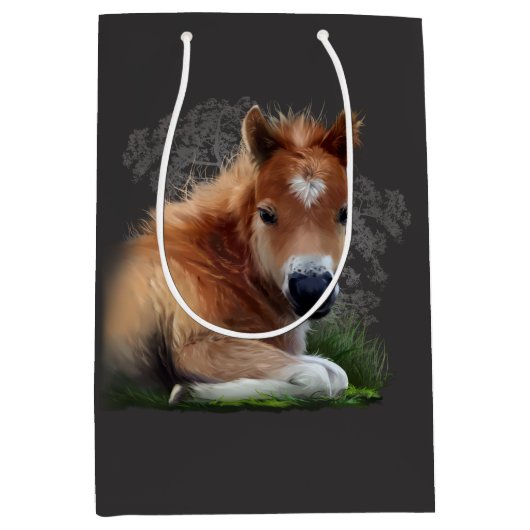 Het veulen ligt in het gras medium cadeauzakje (Voorkant)