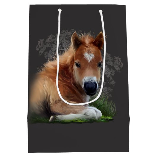 Het veulen ligt in het gras medium cadeauzakje (Achterkant)