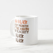 Het vieren van zwartheid met trots en blijdschap M Koffiemok (Voorkant links)
