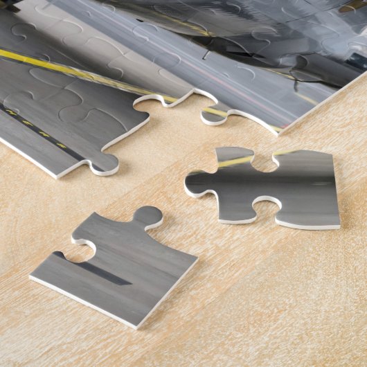 Het vliegtuig op de luchthaven op de weg legpuzzel (Zijkant)