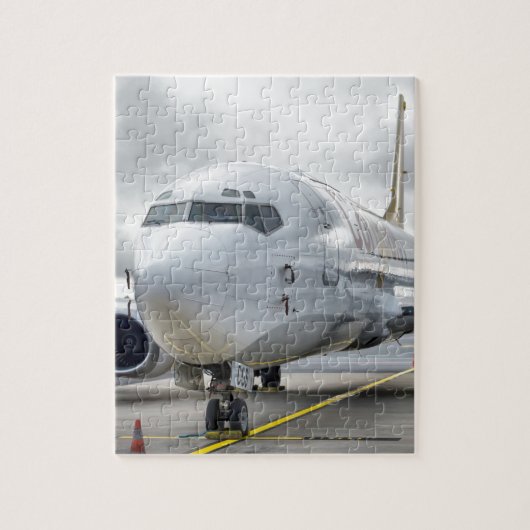 Het vliegtuig op het vliegveld op de weg legpuzzel (Verticaal)
