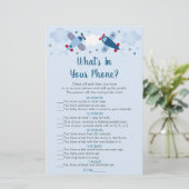 Het vliegtuig stapt wolken wat in uw telefoonspel (Staand voorkant)