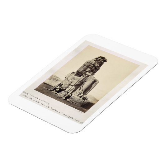 Het "Vocal Memnon", kolossaal beeld van Amenhotep  Magneet (Linkerzijde)