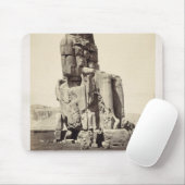 Het "Vocal Memnon", kolossaal beeld van Amenhotep  Muismat (Met muis)