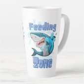 HET VOEDEN ZONEHAAI, CARTOON STIJL LATTE MOK (Rechterhoek)