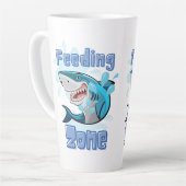 HET VOEDEN ZONEHAAI, CARTOON STIJL LATTE MOK (Linkerhoek)