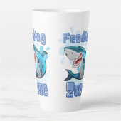 HET VOEDEN ZONEHAAI, CARTOON STIJL LATTE MOK (Voorkant)