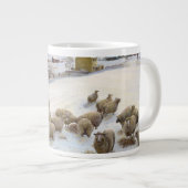 Het voederen van schapen in de winter grote koffiekop (Voorkant rechts)