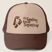 Het voelt Kinda Squatchy Trucker Hat Trucker Pet (Voorkant)