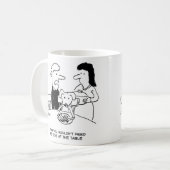 Het voeren van een hond bij de tafel koffiemok (Voorkant links)