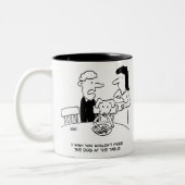 Het voeren van een hond bij de tafel tweekleurige koffiemok (Links)