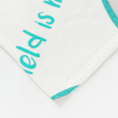 Het voetbalveld is mijn gelukkige plek fleece deken (Hoek)