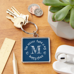 Het voetbalveld is mijn gelukkige plek monogrammed sleutelhanger