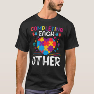 Het voltooien van anderen Autisme steun A T-shirt