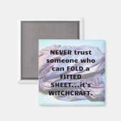 Het vouwen van een Hoeslaken is Witchcraft magneet (Voorkant / Achterkant)