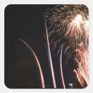 Het vuurwerk licht op de Memorial van de Luchtmach Vierkante Sticker