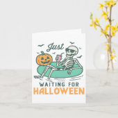 Het wachten is op Halloween Funny Skeleton Spooky Kaart (Gele Bloem)