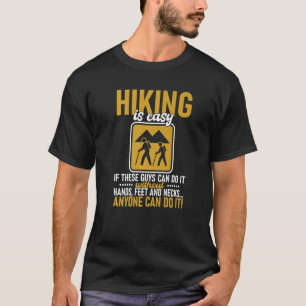 Het wandelen is eenvoudig met rugzak, wandelaar, k t-shirt