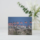 Het wapperen van de vlaggen op het Capitoolterrein Briefkaart (Staand voorkant)