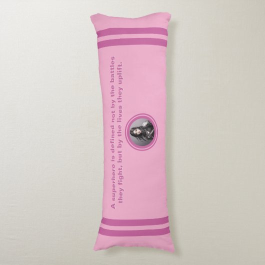 Het ware leven van een superheld versterken lichaamskussen (Voorkant Verticaal)