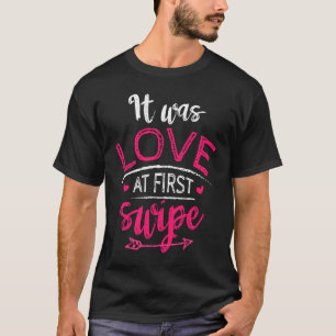 Het was liefde op de eerste veeg Koppel Bruiloft V T-shirt