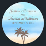 Het Waterverf Beach Wedding Collectie Ronde Sticker<br><div class="desc">Stijlvol en zeer knap, deze waterverf stickers voor strandbruiloft zullen het perfecte accessoire zijn voor elk strandfeest. Het ontwerp is voorzien van tropische palmbomen op een prachtige waterverf achtergrond van zacht zand, een koel blauw zee en een verbluffende turkooishemel. Ideaal voor elke strandviering! Deze stickers kunnen gepersonaliseerd worden voor uw...</div>