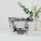 Het weghalen van de eenden voor een zwembad briefkaart (Staand voorkant)