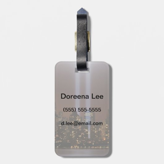 Het wereldhandelscentrum in New York in het licht. Bagagelabel (Achterkant verticaal)