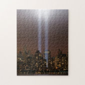 Het wereldhandelscentrum in New York in het licht. Legpuzzel (Verticaal)