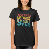 Het werk als een Kapitein Spel als een Pirate  Fun T-shirt (Voorkant)