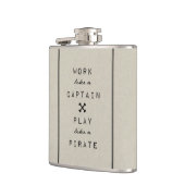 Het werk als een toneelstuk als een piraat heupfles (Links)