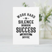 Het werk hard in stilte - laat succes het lawaai m RSVP kaartje (Staand voorkant)