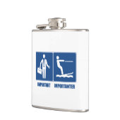 Het werk is belangrijk, het kiemen van water is be heupfles (Links)