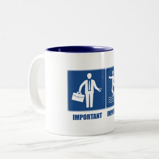 Het werk is belangrijk, het surfen is belangrijk tweekleurige koffiemok (Voorkant links)