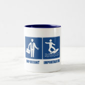 Het werk is belangrijk, het surfen is belangrijk tweekleurige koffiemok (Center)