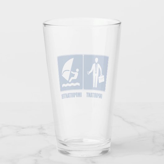 Het werk is belangrijk, het windsurfen is belangri glas (Achterkant)